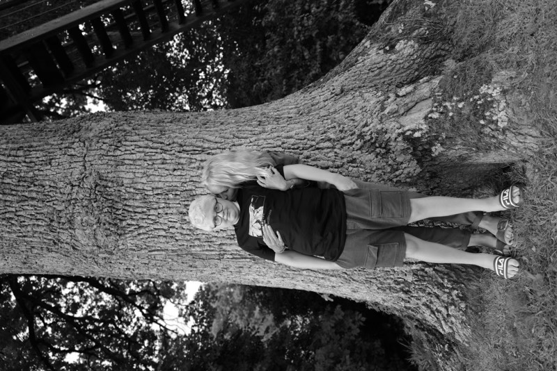 Céline et Édouard près d’un grand arbre
