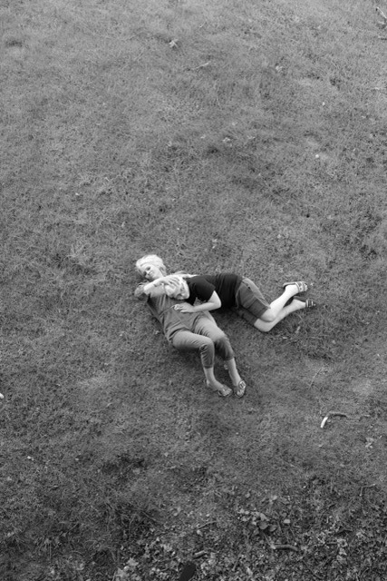 Céline et Édouard allongés dans l’herbe, vus d’en haut